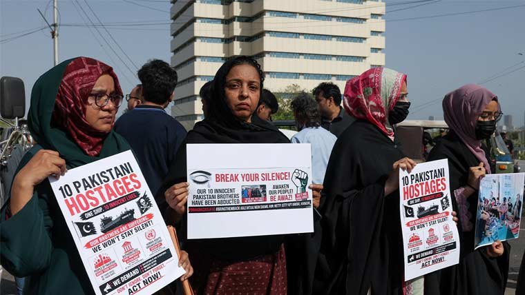 Families of Pakistanis Held Hostage by Somali Pirates Protest in Karachi