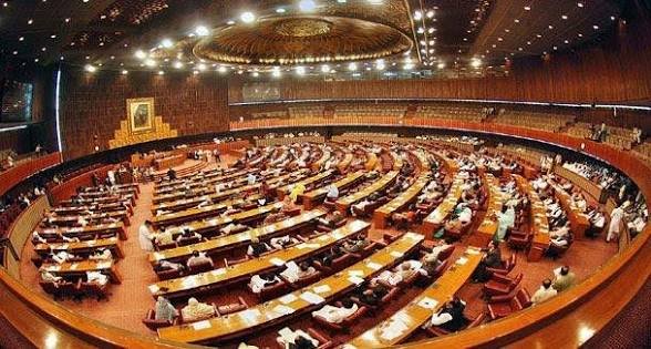 اپوزیشن نے قومی اسمبلی و سینیٹ میں  سخت احتجاج کا فیصلہ کرلیا جے یو آئی نے ایمرجنسی نامنظور کرنے کی قراردادیں جمع کرادیں۔